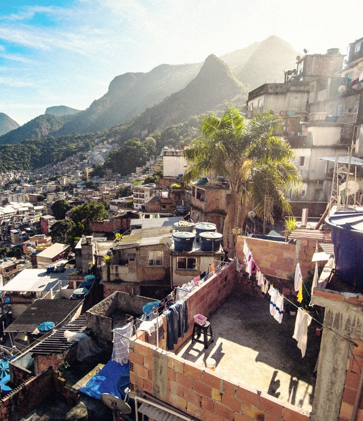 Homem carregando mantimentos em uma comunidade do Rio de Janeiro
