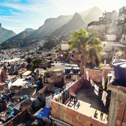 Homem carregando mantimentos em uma comunidade do Rio de Janeiro